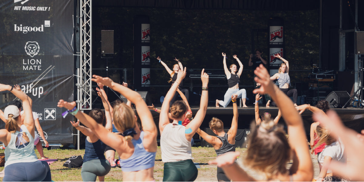 Menschen genießen Yoga beim Yoga Junkies Festival.